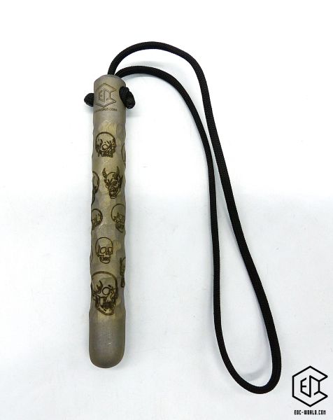 Handgeschmiedeter Kubotan HC-22-2 Unikat (Custom Made) von vorne auf weißem Hintergrund. Seriennummer SN sichtbar, Totenkopf-Gravur, schwarzer Paracord-Fangriemen, 3 Bohrungen. GPSR: Chargennummer/Hersteller SN für Rückverfolgbarkeit. Nur als Grifffestige